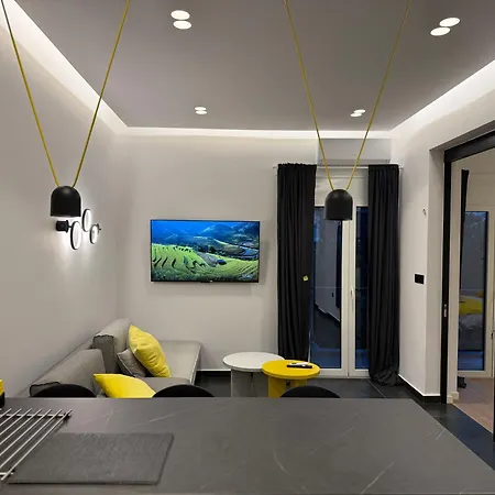Appartement 8 Black & Yellow Urban Center Patras