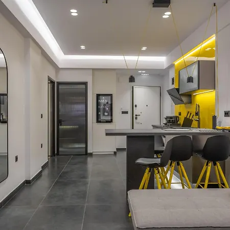 8 Black & Yellow Urban Center Appartement Patras