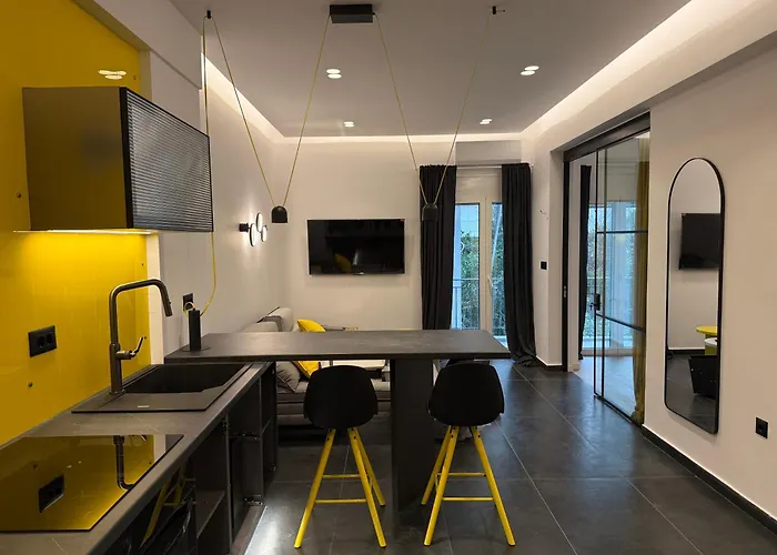 公寓 8 Black & Yellow Urban Center *