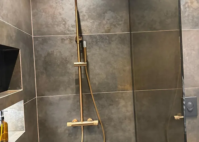 8 Black & Yellow Urban Center 公寓 *