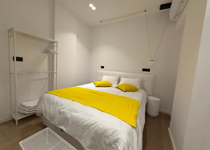 8 Black & Yellow Urban Center 帕特雷