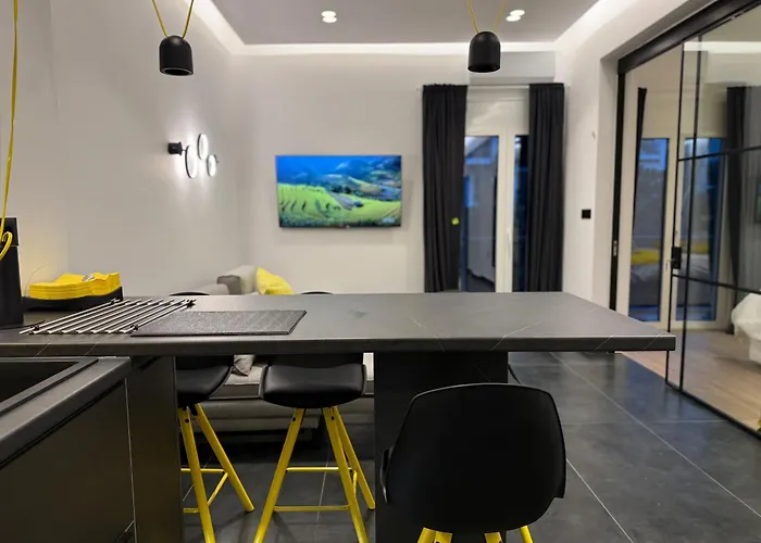 8 Black & Yellow Urban Center * 帕特雷