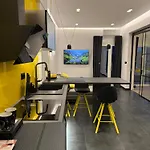 شقة 8 Black & Yellow Urban Center *
