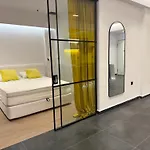 Apartman 8 Black & Yellow Urban Center
