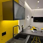8 Black & Yellow Urban Center شقة