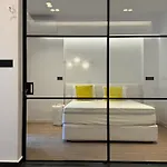 8 Black & Yellow Urban Center Apartman