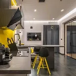 Apartman 8 Black & Yellow Urban Center
