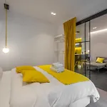 8 Black & Yellow Urban Center شقة *