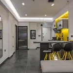 8 Black & Yellow Urban Center Apartman Pátra