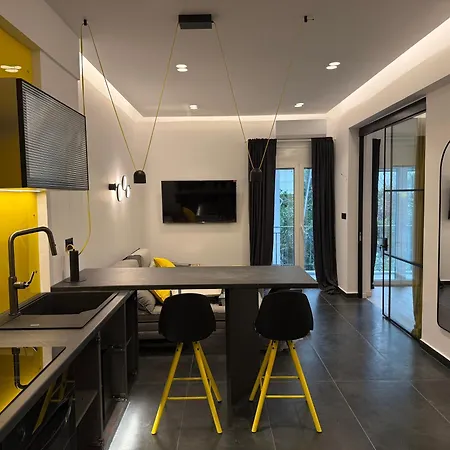 아파트 8 Black & Yellow Urban Center *