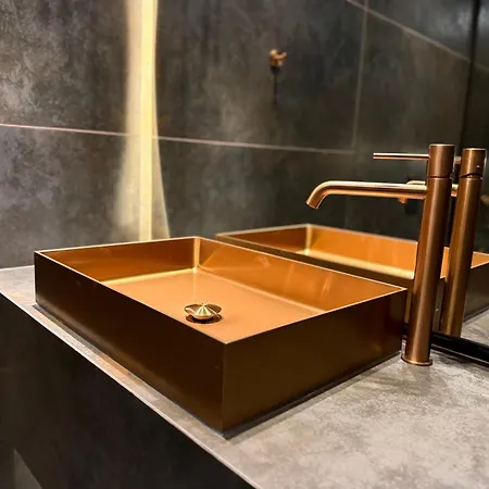 8 Black & Yellow Urban Center Patras