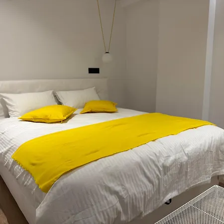 아파트 8 Black & Yellow Urban Center *