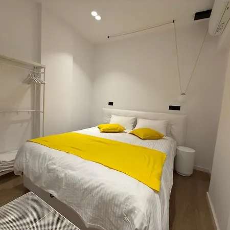 8 Black & Yellow Urban Center Patras