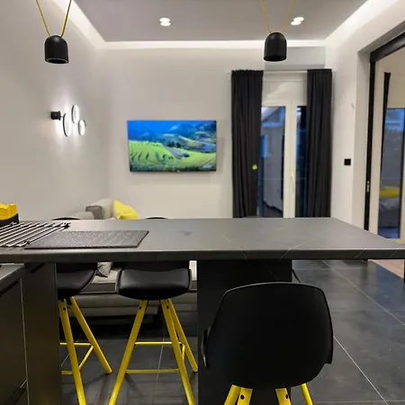8 Black & Yellow Urban Center * Patras
