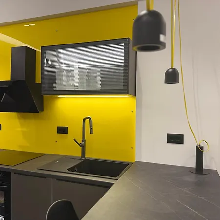 Apartment 8 Black & Yellow Urban Center