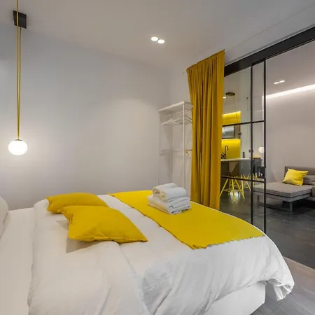 8 Black & Yellow Urban Center شقة *