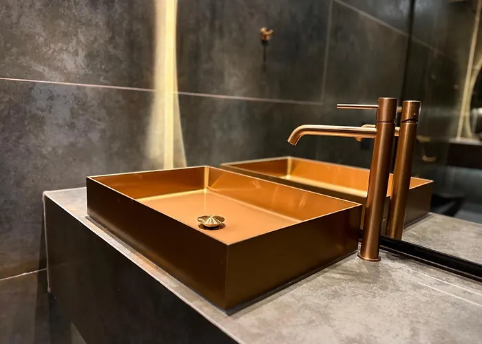 8 Black & Yellow Urban Center Patras