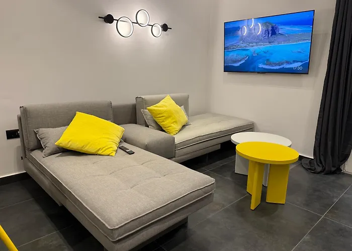 8 Black & Yellow Urban Center * Patras