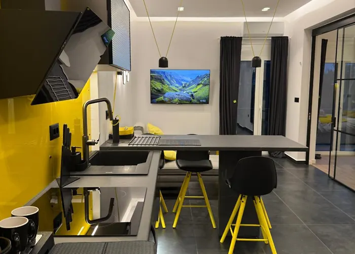 Apartment 8 Black & Yellow Urban Center *