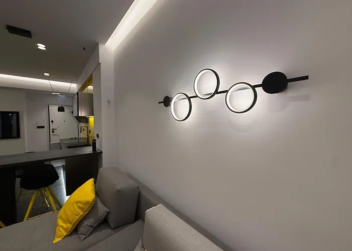 아파트 8 Black & Yellow Urban Center