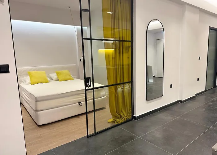 Apartamento 8 Black & Yellow Urban Center