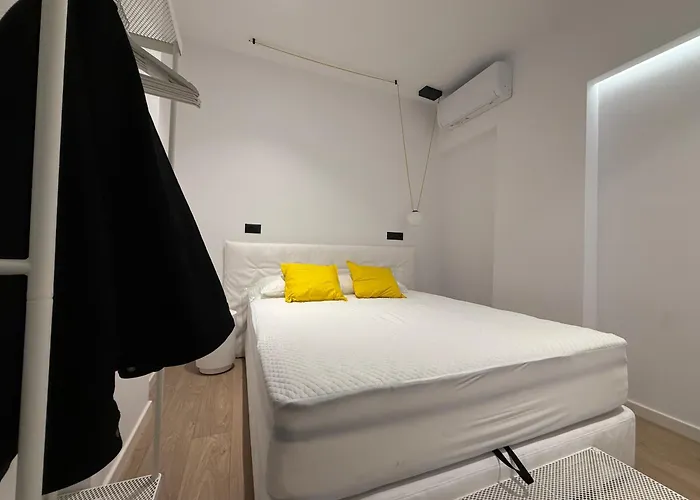 8 Black & Yellow Urban Center *