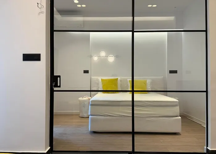 8 Black & Yellow Urban Center Apartamento