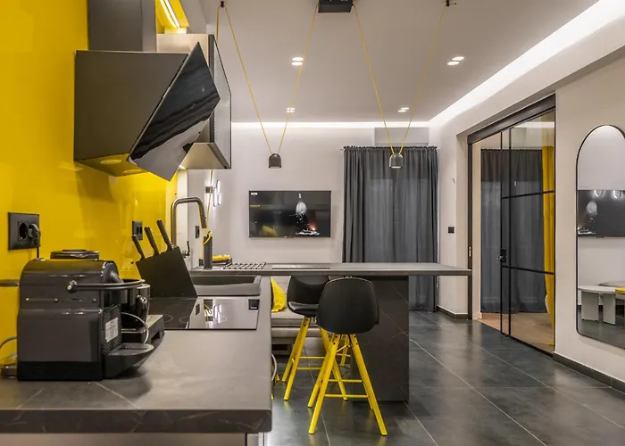 Apartment 8 Black & Yellow Urban Center